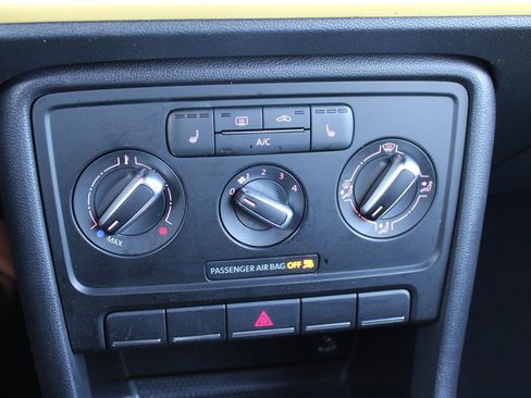 Used 2014 Volkswagen Beetle TDI image 19