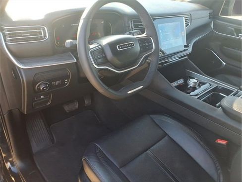 Used 2024 Jeep Wagoneer L Series II image 8