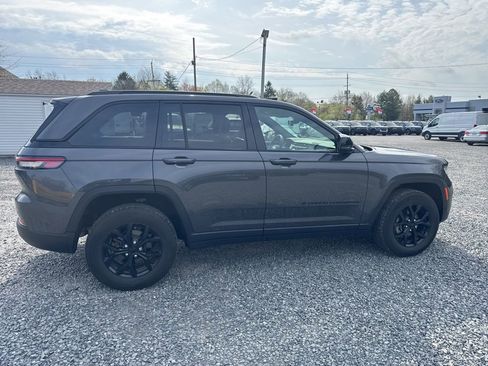 Used 2025 Jeep Grand Cherokee Altitude image 6