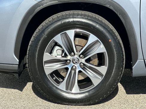 Used 2021 Toyota Highlander XLE FWD image 27
