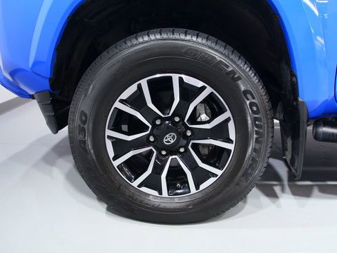 Used 2020 Toyota Tacoma TRD Sport w/ TRD Premium Sport Package AWD/4WD image 18