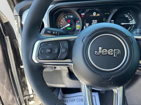 Used 2025 Jeep Wrangler Unlimited Sahara AWD/4WD image 21