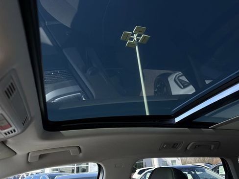 Used 2024 Volkswagen Taos SE w/ Panoramic Sunroof Package image 18