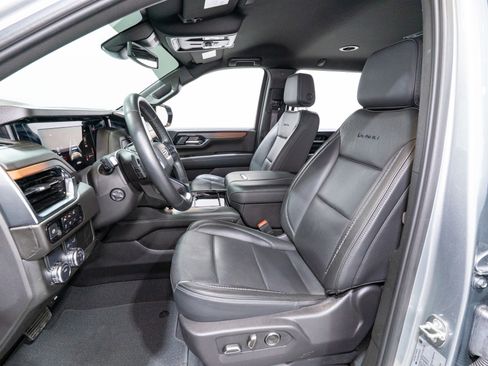 Used 2025 GMC Yukon XL Denali image 17