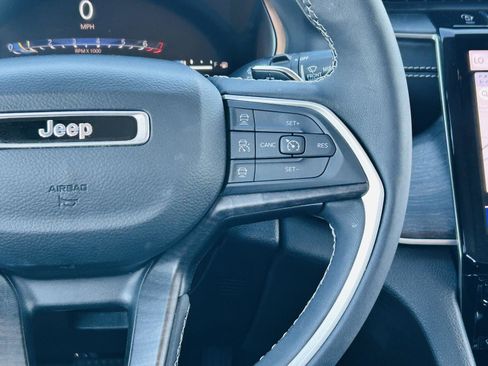 Used 2023 Jeep Grand Cherokee Limited w/ Black Appearance Package image 21