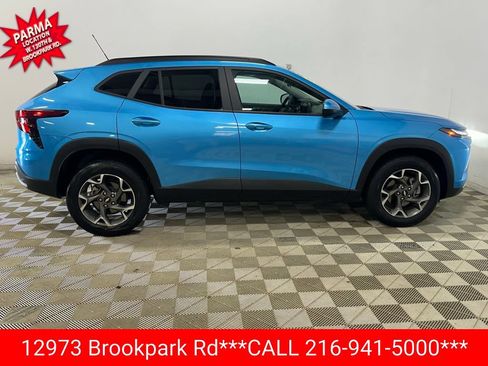 Used 2025 Chevrolet Trax LT FWD image 4