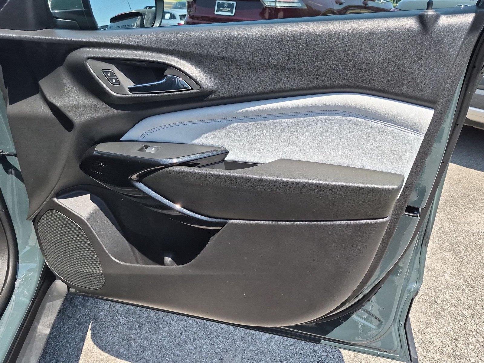 Used 2025 Chevrolet Trax LT FWD image 35