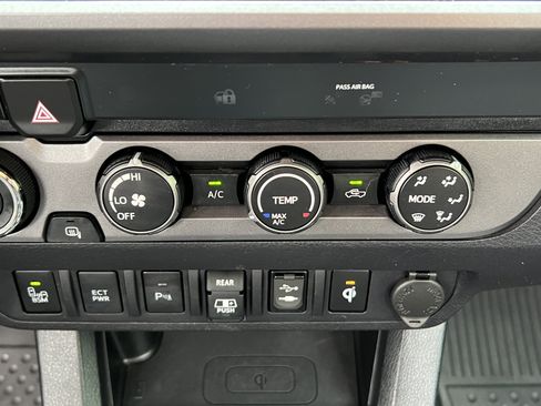 Used 2019 Toyota Tacoma TRD Off-Road w/ Technology Package AWD/4WD image 32