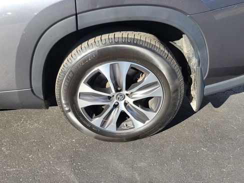 Used 2022 Toyota Highlander XLE image 5