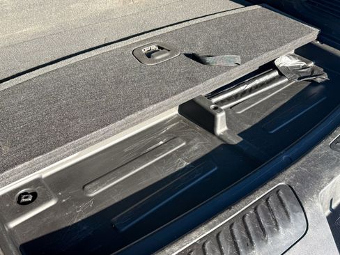 Used 2022 Chevrolet Suburban LT image 15