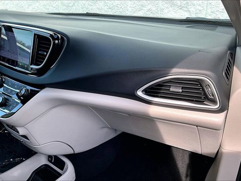 Used 2024 Chrysler Pacifica Touring-L image 16