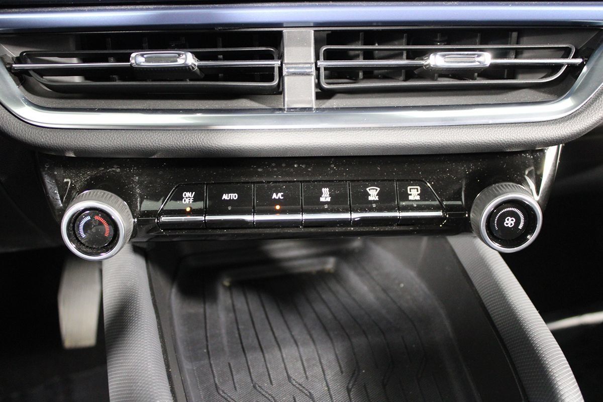 Used 2024 Chevrolet Equinox EV LT w/ LPO, All-Weather Mat Package FWD image 7