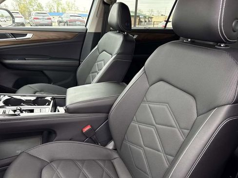 Used 2025 Volkswagen Atlas SE image 13