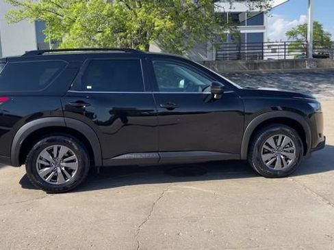 Used 2024 Nissan Pathfinder SV FWD image 9
