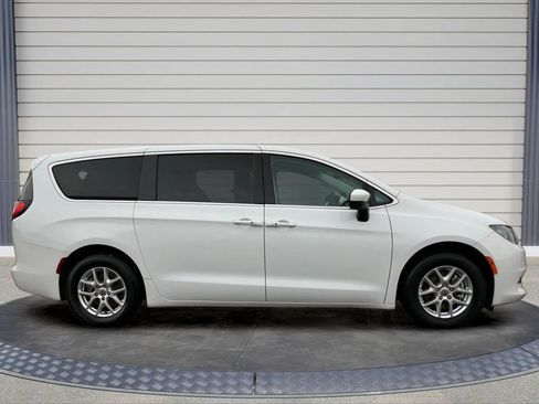 Used 2022 Chrysler Voyager LX FWD image 8