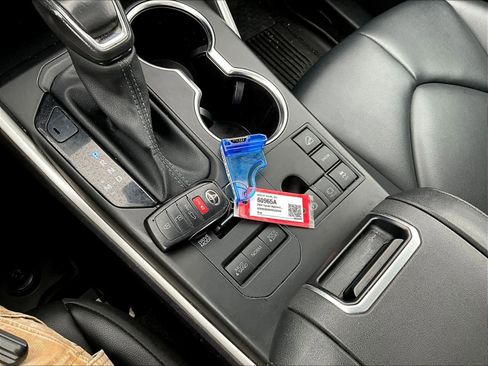 Used 2024 Toyota Highlander XLE image 32