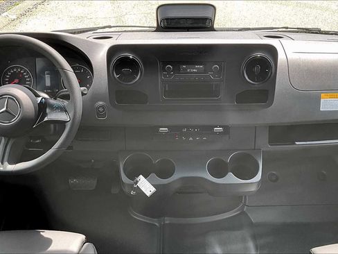 New 2025 Mercedes-Benz Sprinter 2500 image 9
