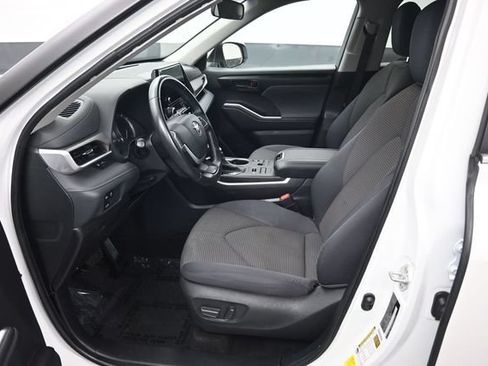 Used 2024 Toyota Highlander LE AWD/4WD image 9