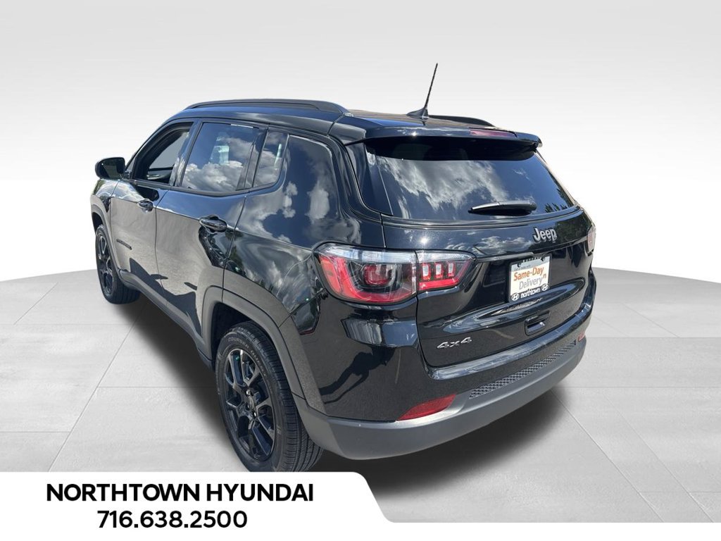 Used 2025 Jeep Compass Latitude w/ Convenience Group AWD/4WD image 14