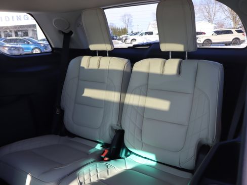 Used 2017 Ford Explorer Platinum image 11
