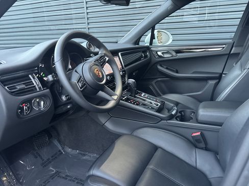 Certified 2025 Porsche Macan image 10