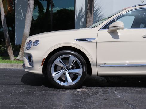 Used 2021 Bentley Bentayga AWD/4WD image 33