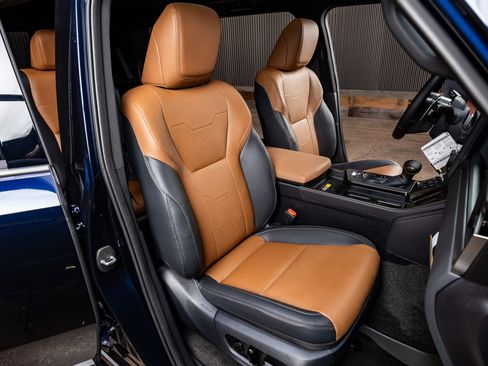 Used 2025 Lexus GX 550 w/ Accessory Package (2T) image 30