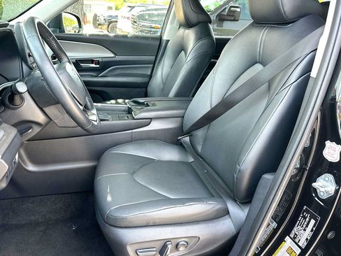 Used 2025 Toyota Grand Highlander AWD image 17