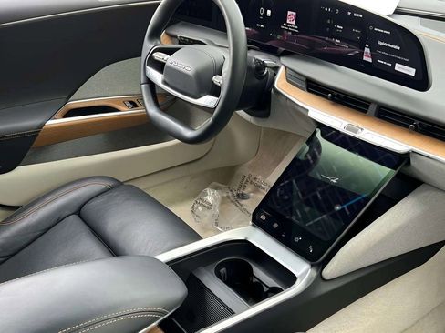 Used 2023 Lucid Air Touring image 2