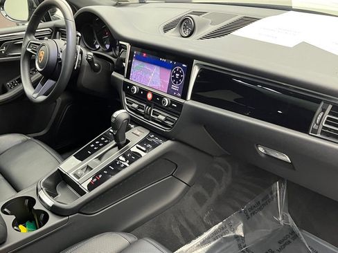 Used 2025 Porsche Macan image 37