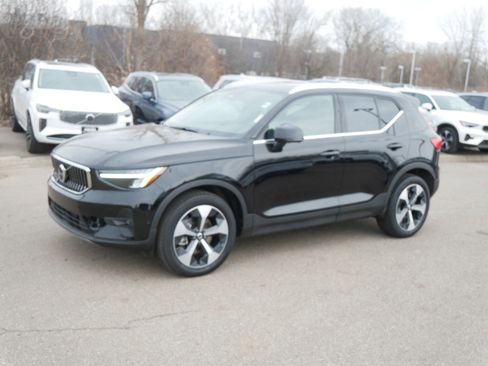 Certified 2025 Volvo XC40 B5 Plus AWD/4WD image 3