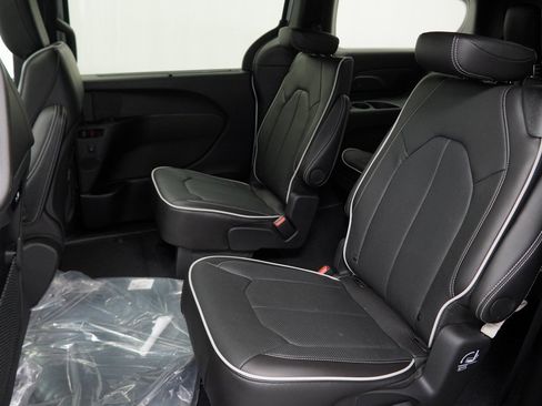 New 2026 Chrysler Pacifica Limited w/ S Appearance Package image 17