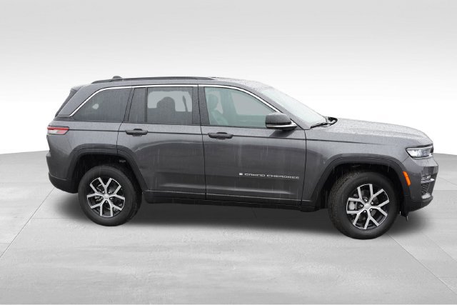 Certified 2024 Jeep Grand Cherokee Limited w/ Luxury Tech Group II AWD/4WD image 3