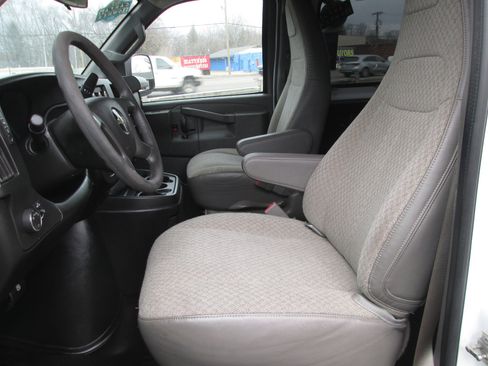 Used 2017 Chevrolet Express 2500 image 3