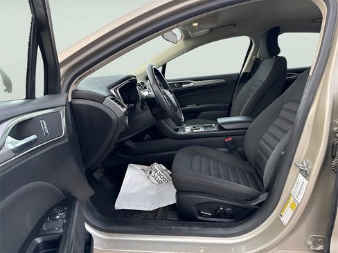 Used 2017 Ford Fusion SE w/ Fusion SE Technology Package image 17