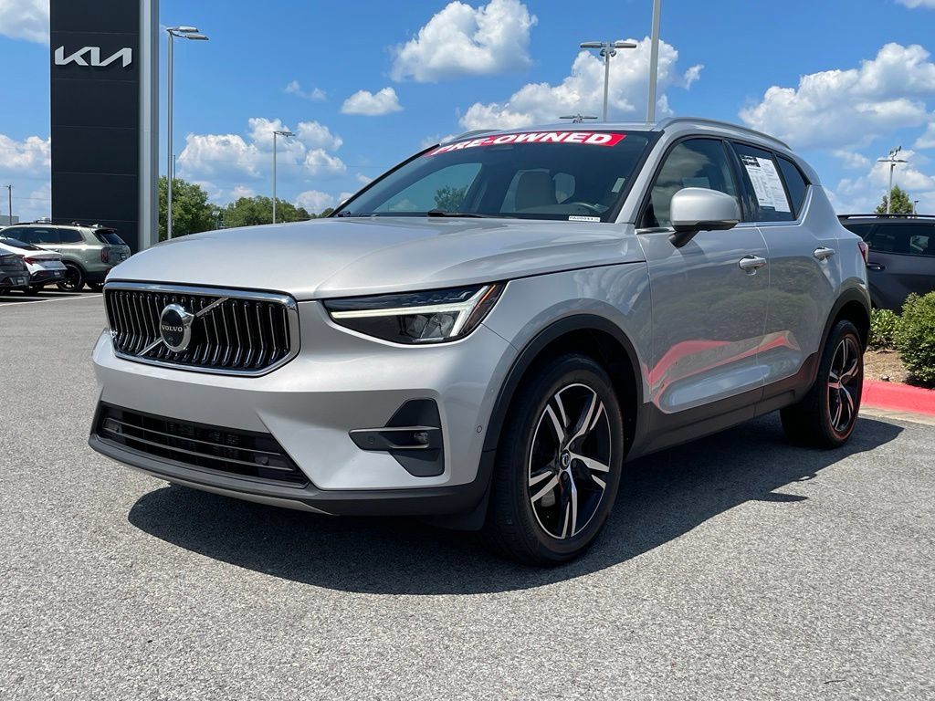Used 2023 Volvo XC40 B5 Plus AWD/4WD image 3
