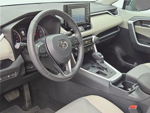Used 2021 Toyota RAV4 XLE Premium image 18