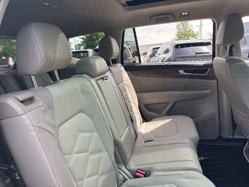 Used 2024 Volkswagen Atlas SE w/ Panoramic Sunroof Package image 12