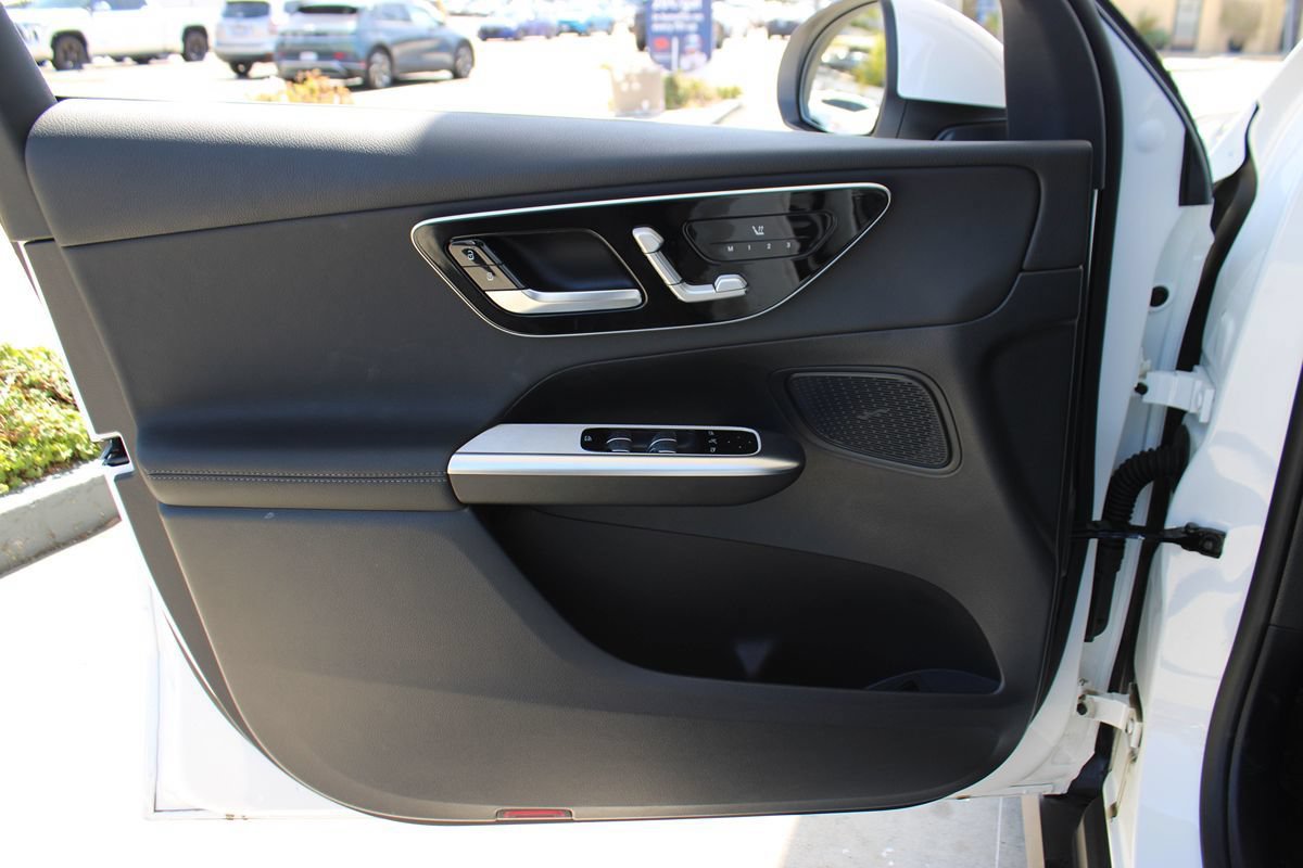 Used 2025 Mercedes-Benz GLC 350e 4MATIC image 38