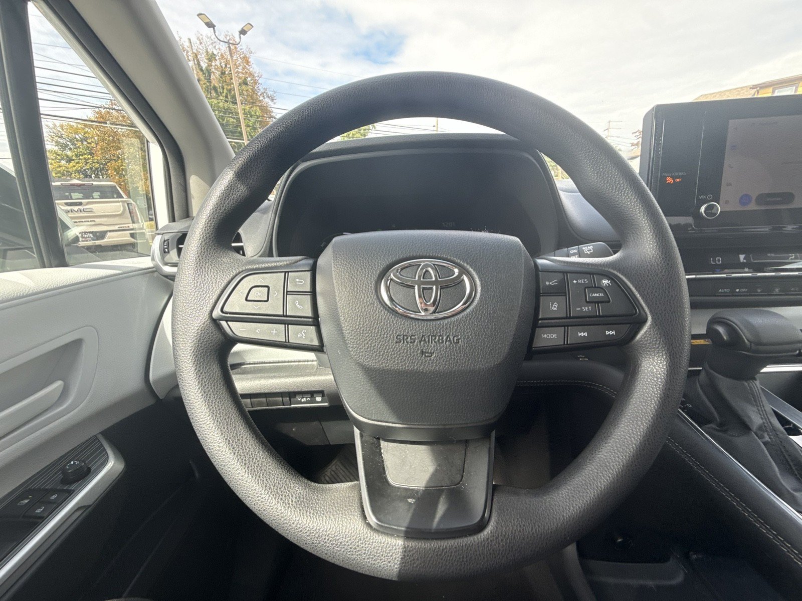 Used 2025 Toyota Sienna LE FWD image 17
