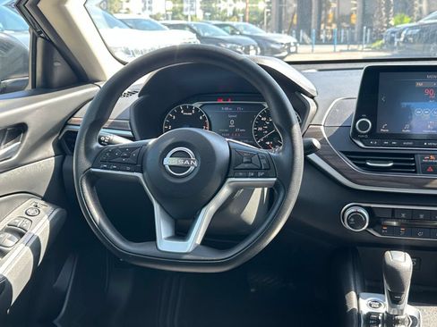 Used 2025 Nissan Altima 2.5 SV FWD image 29
