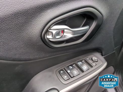 Used 2021 Jeep Cherokee Latitude Plus AWD/4WD image 13