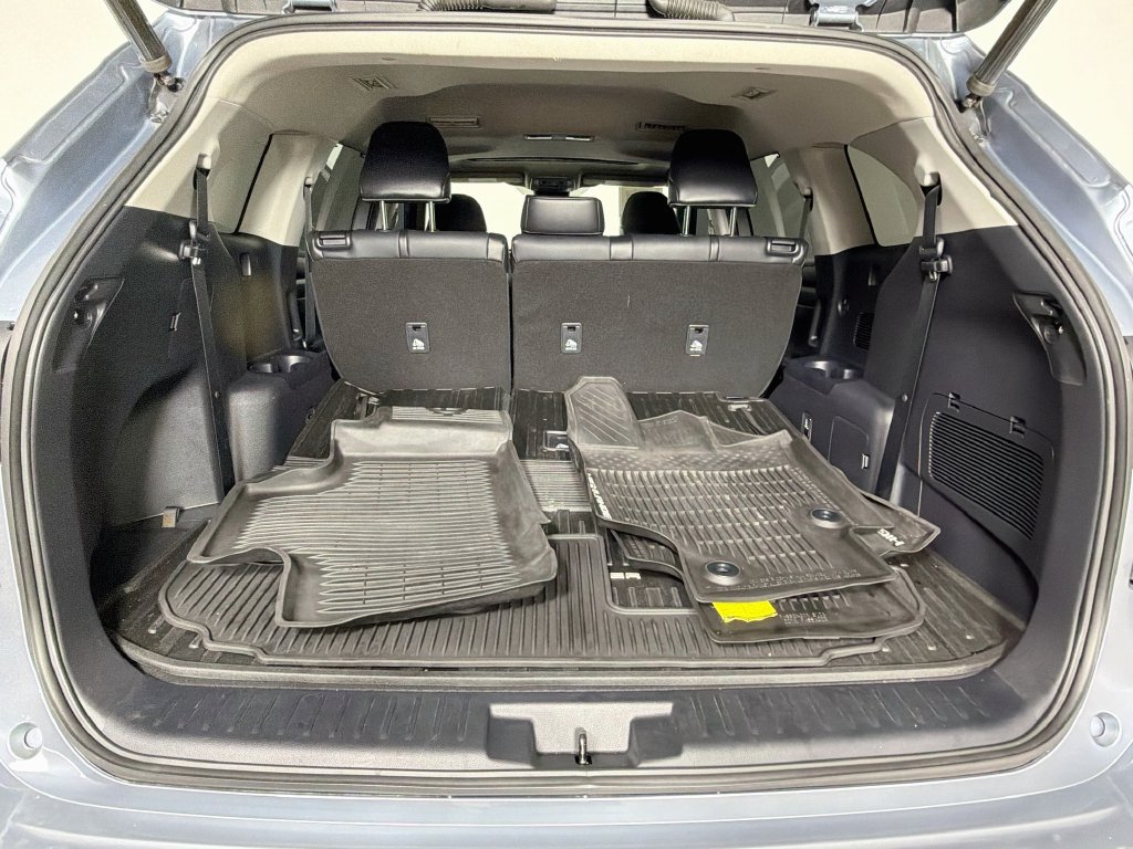 Used 2021 Toyota Highlander XLE AWD/4WD image 28