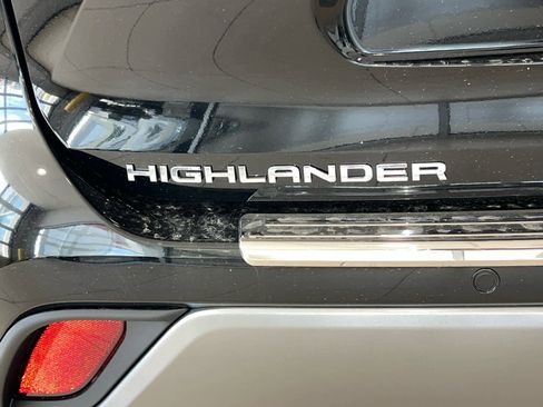 New 2026 Toyota Highlander Platinum image 9