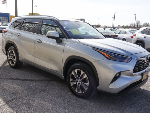 Used 2024 Toyota Highlander XLE image 3