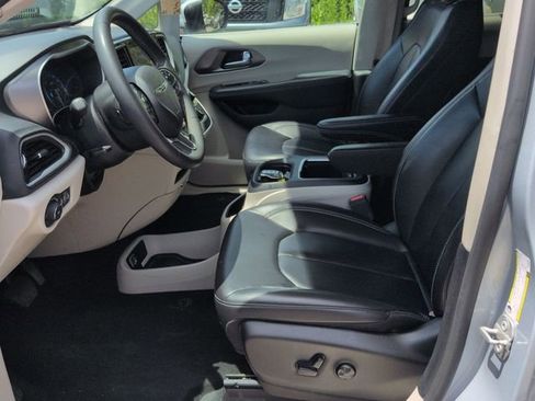 Used 2023 Chrysler Pacifica Touring-L FWD image 20