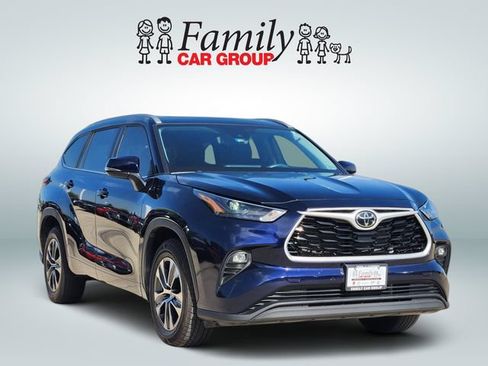 Used 2023 Toyota Highlander XLE FWD image 2