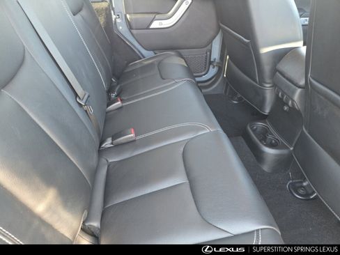 Used 2015 Jeep Wrangler Unlimited Sahara w/ Dual Top Group AWD/4WD image 29