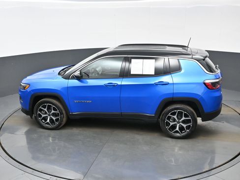 Used 2025 Jeep Compass Limited image 32