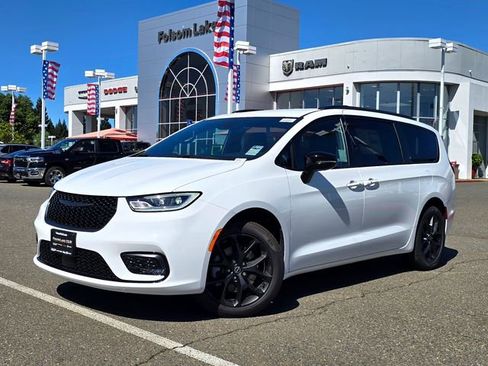 New 2026 Chrysler Pacifica Select w/ S Appearance Package image 3